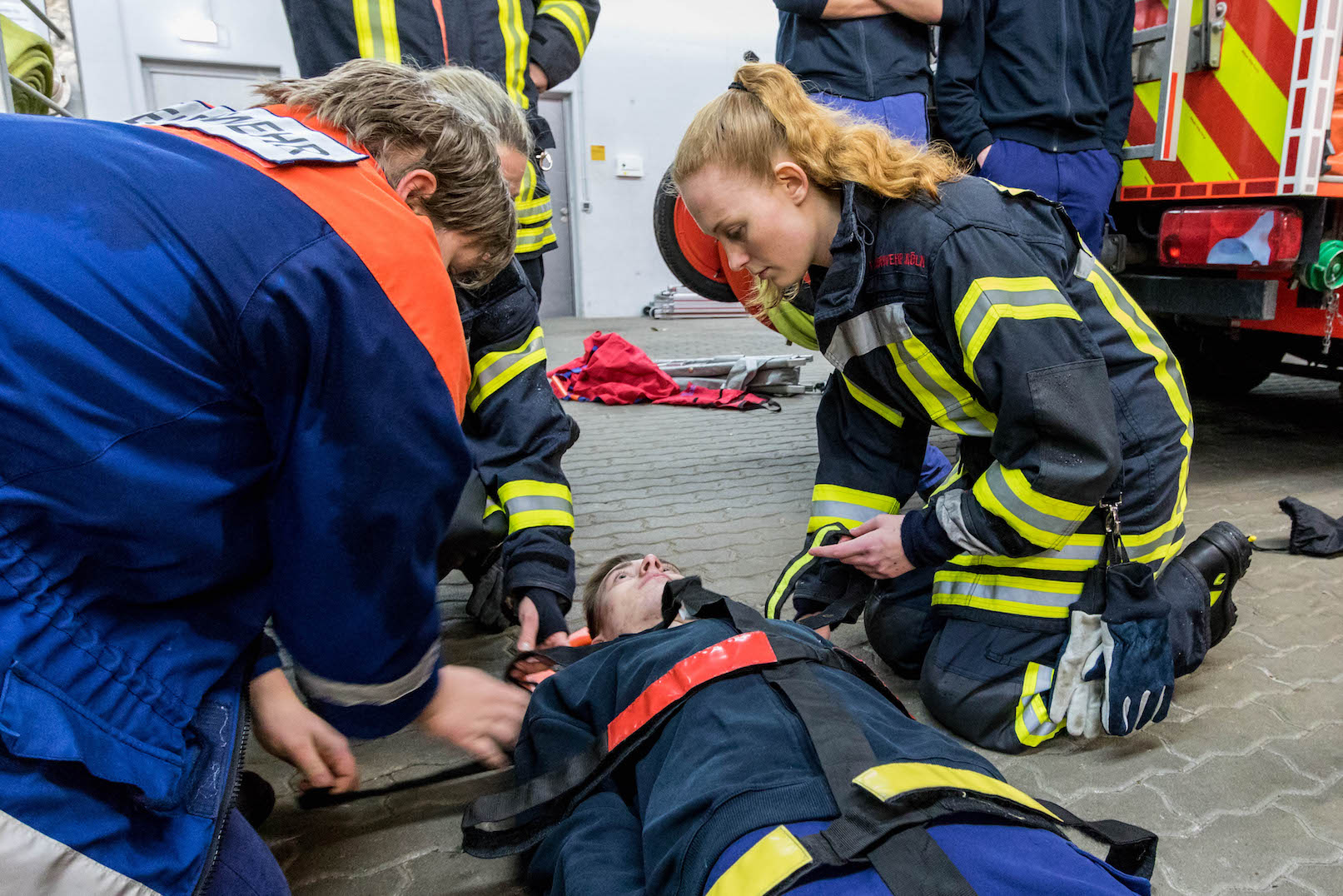 Helfer bei der Erste-Hilfe-Ausbildung