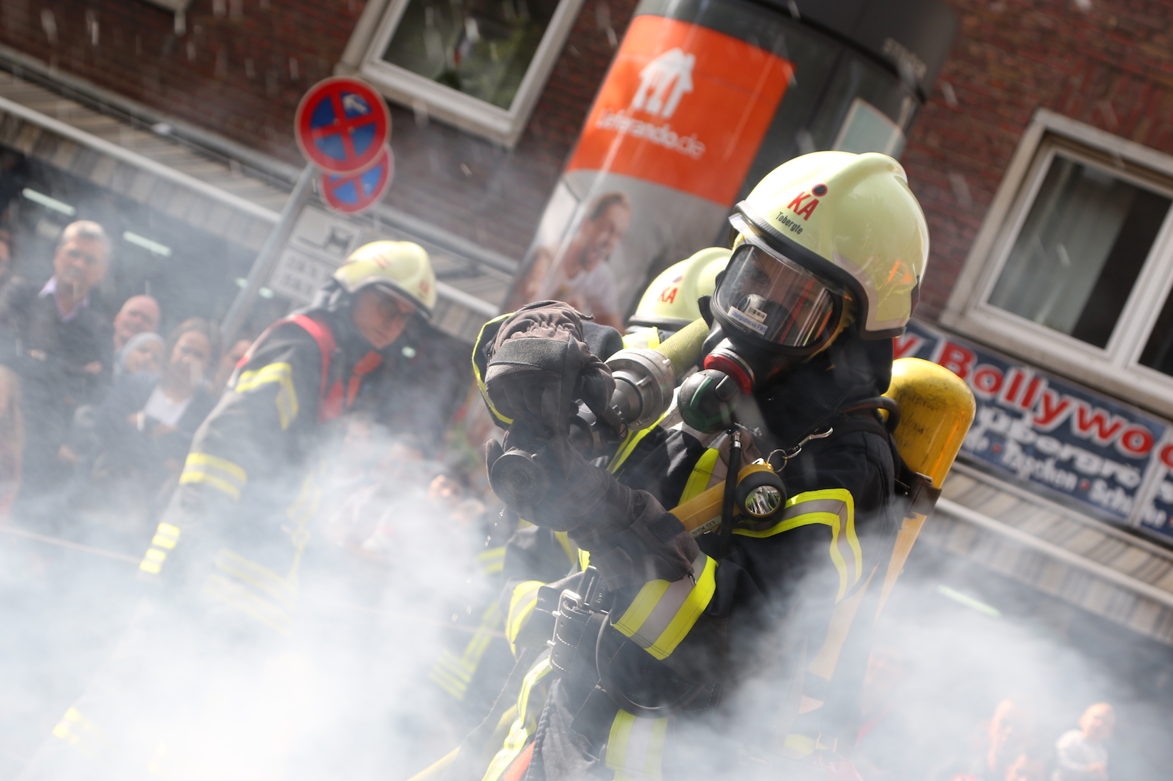 Feuerwehrfrau mit Hohlstrahlrohr