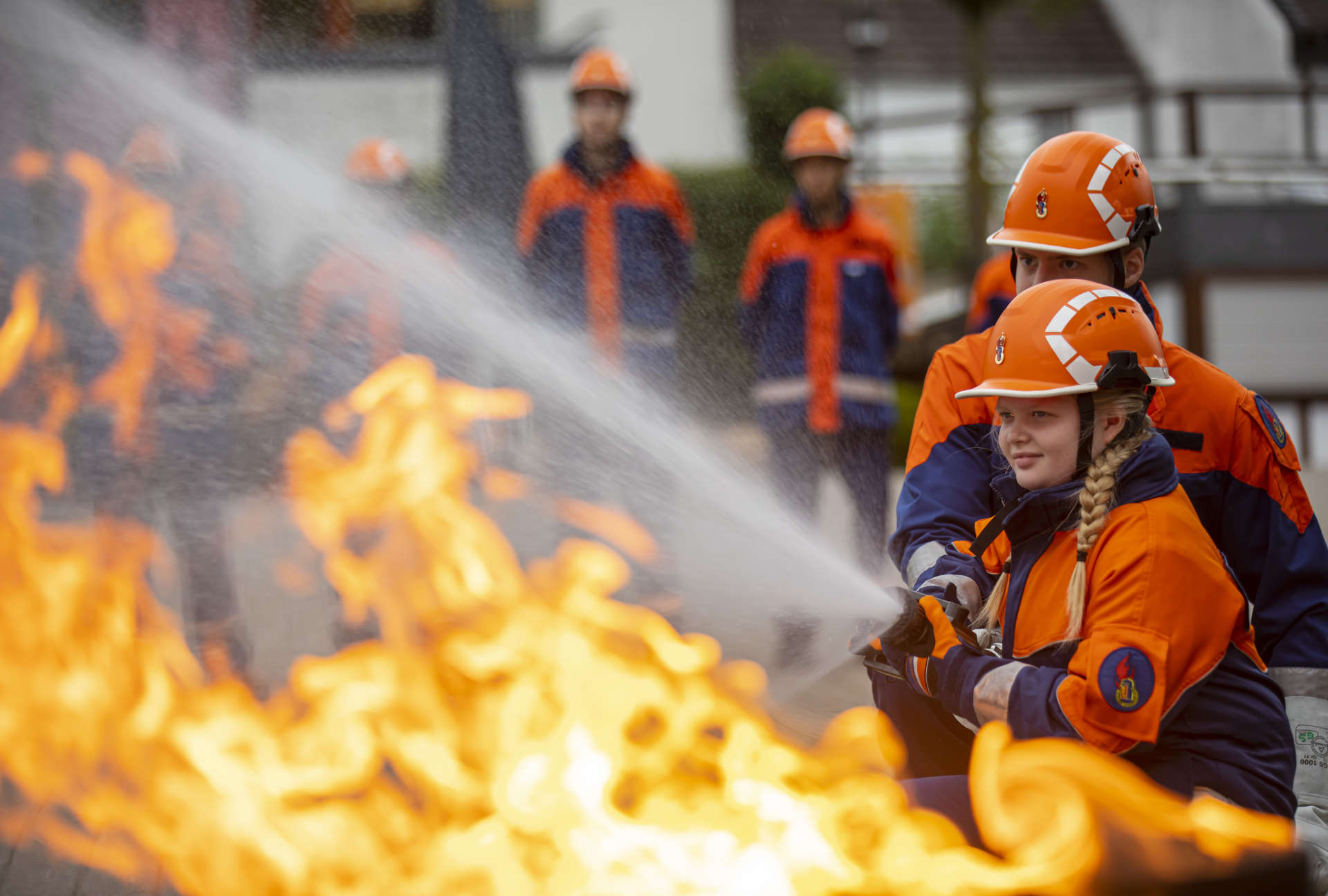 Jugendfeuerwehr löscht einen Brand